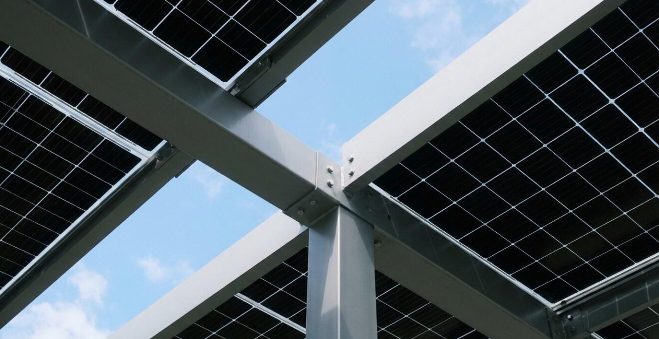 Vista contrapicada de paneles fotovoltaicos integrados en estructura de pérgola solar moderna