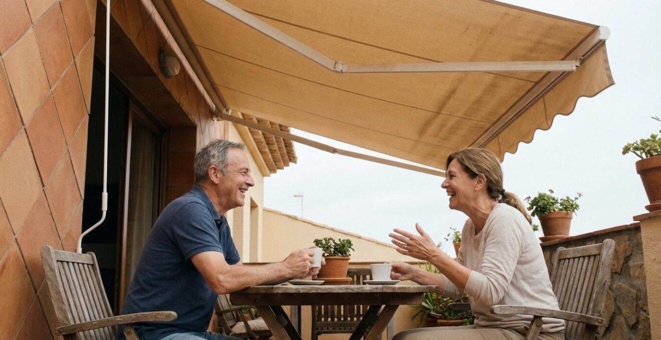 Toldo cofre extendido sobre terraza mediterránea con pareja disfrutando del exterior